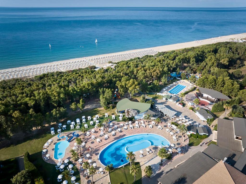 斯塔加托Serenè Resort的享有度假胜地的空中景致,设有游泳池和海滩