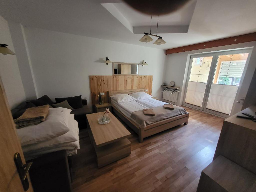 穆希纳Apartament pod Basztą的一间卧室配有一张床和一张桌子
