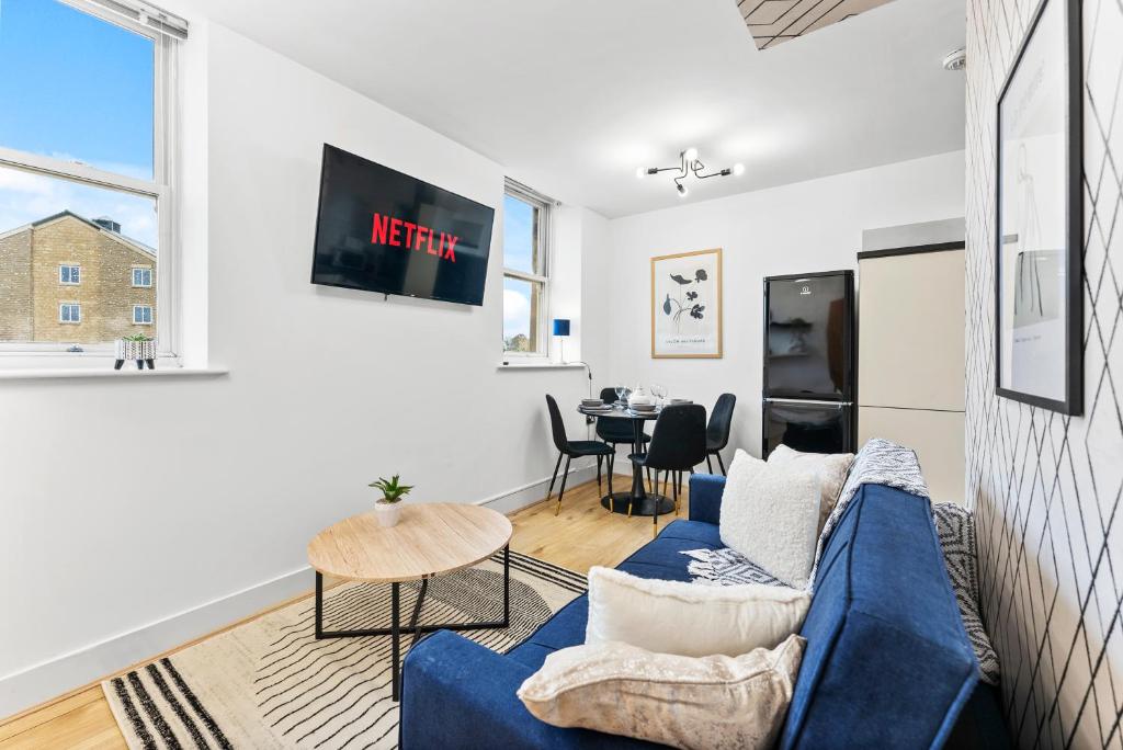 迪斯伯里Lovely Yorkshire Duplex - Sleeps 6 - Netflix的客厅配有蓝色的沙发和桌子