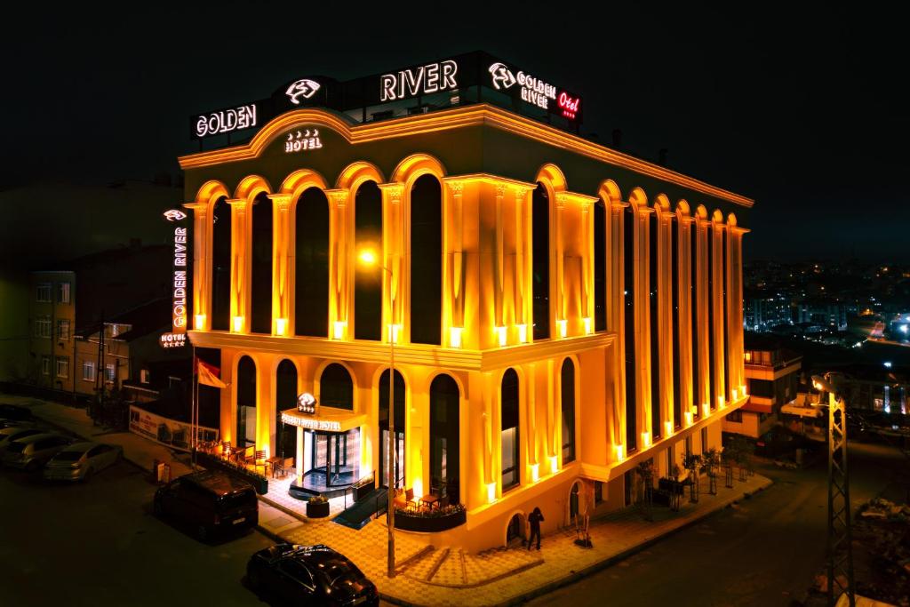 ArnavutköyGolden River Hotel By Continent的一座晚上点亮的建筑,灯火通明