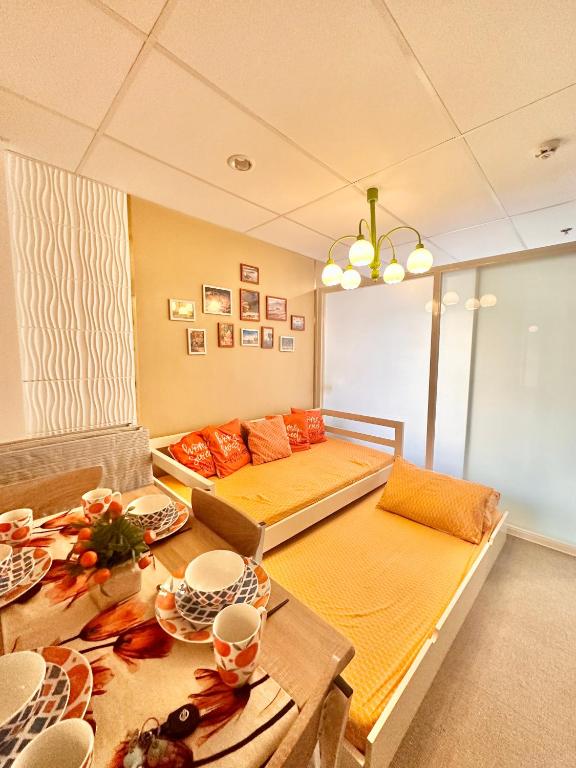 卡加盐德奥罗3 Smart Condominium in Cagayan de Oro City的客厅配有床和餐桌,