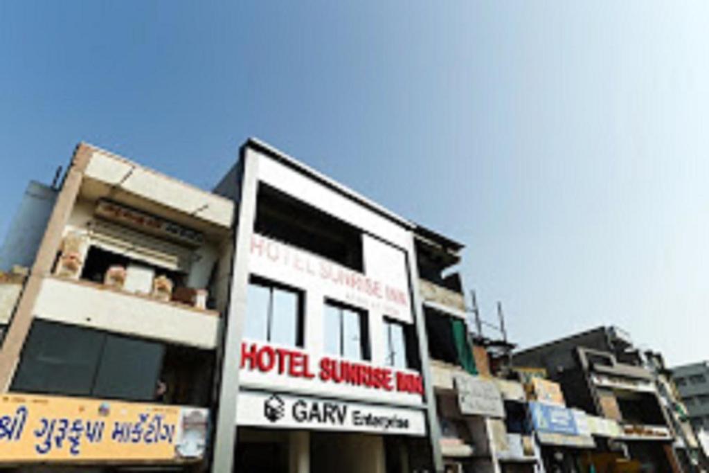 艾哈迈达巴德Hotel Sunrise Inn的前面有标志的建筑