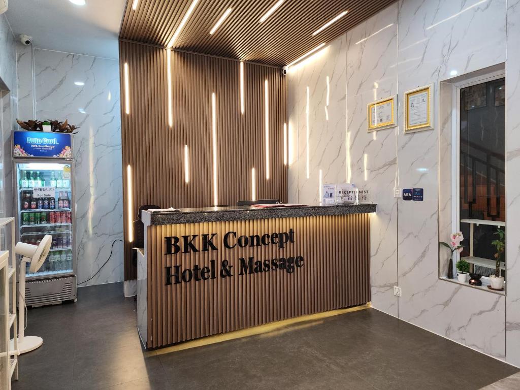 金边BKK Concept Hotel的大堂设有酒吧,上面有标志