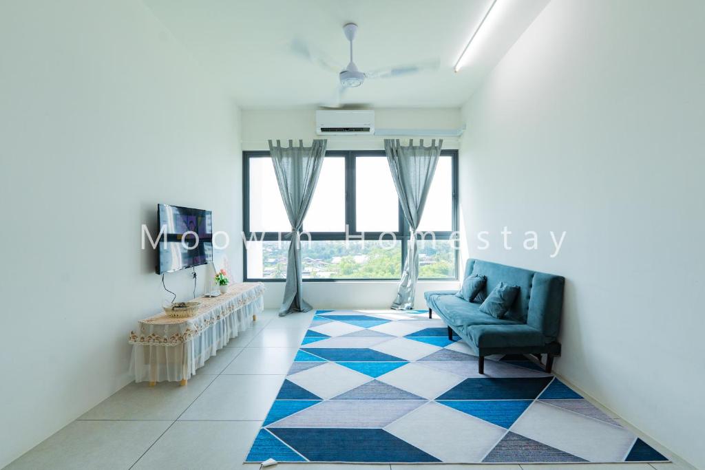 北赖Cozy&Comfy Suite Room Perai的客厅设有蓝色的沙发和大窗户