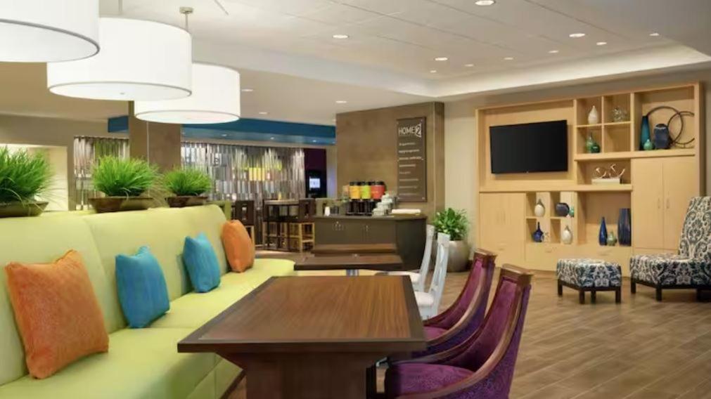拉伯克Home2 Suites By Hilton Lubbock University的客厅配有沙发和桌椅