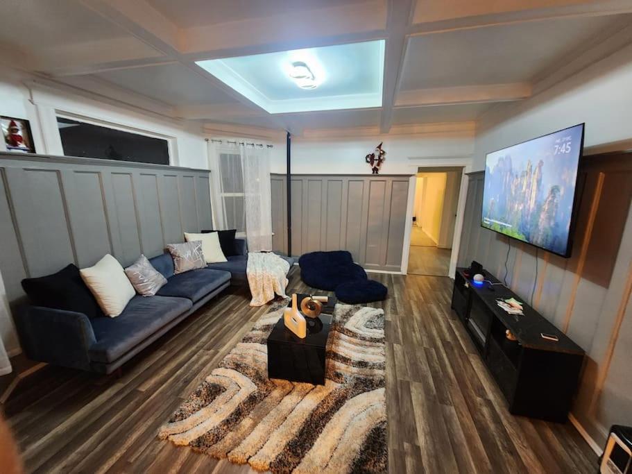 纽瓦克Casa treacy的带沙发和平面电视的客厅