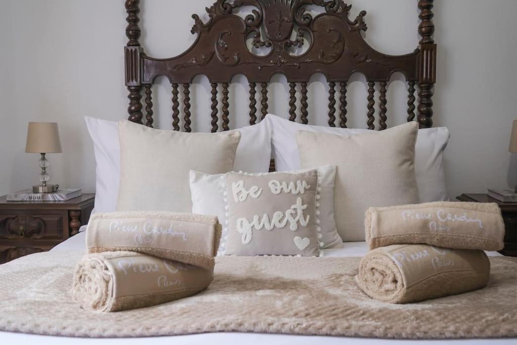 丰沙尔Casa Monte by GALMI的一张带枕头的床和一个带两个枕头的床头板
