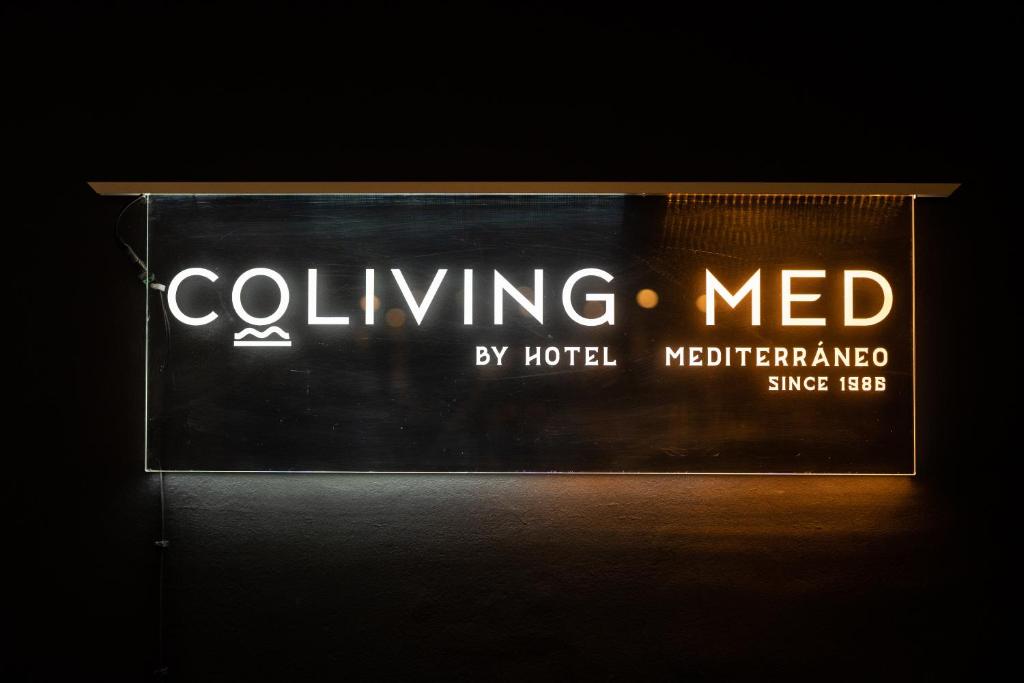蒙得维的亚Coliving Med by Hotel Mediterràneo的黑室中墨西哥商店的标志