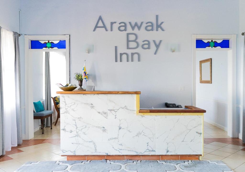 克里斯琴斯特德Arawak Bay: Inn at Salt River的墙上有标志的白色大理石台面