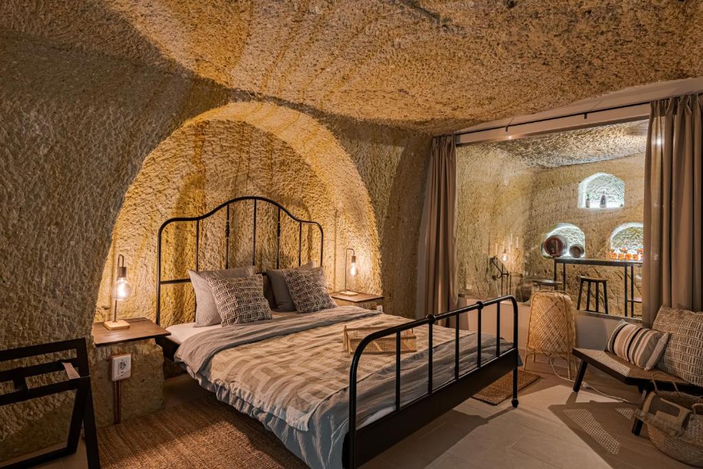 代姆延La Cantina的石墙客房的卧室配有一张床