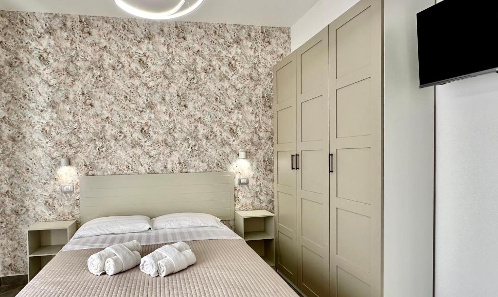 里米尼Residence Rimini Relax的一间卧室配有一张带两个枕头的床