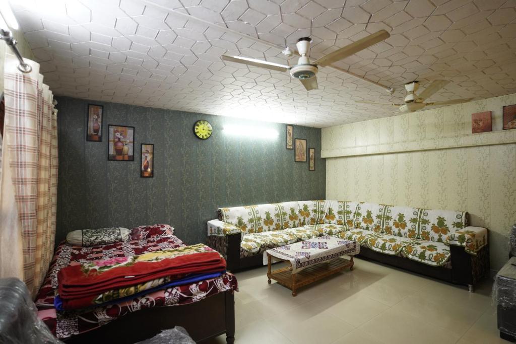 瓦拉纳西Kashi dham Homestay ( close to Kashi Vishwanath temple and Ghats)的客厅配有沙发和桌子