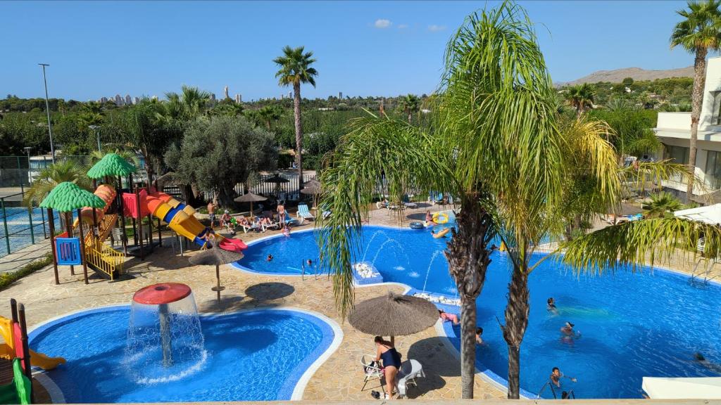 贝尼多姆阿尔马夫拉露营度假酒店的享有度假村游泳池的景致