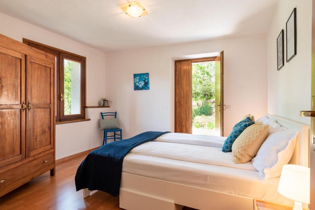 特雷莫西内Casa Varice的一间卧室设有一张大床和一个窗户。