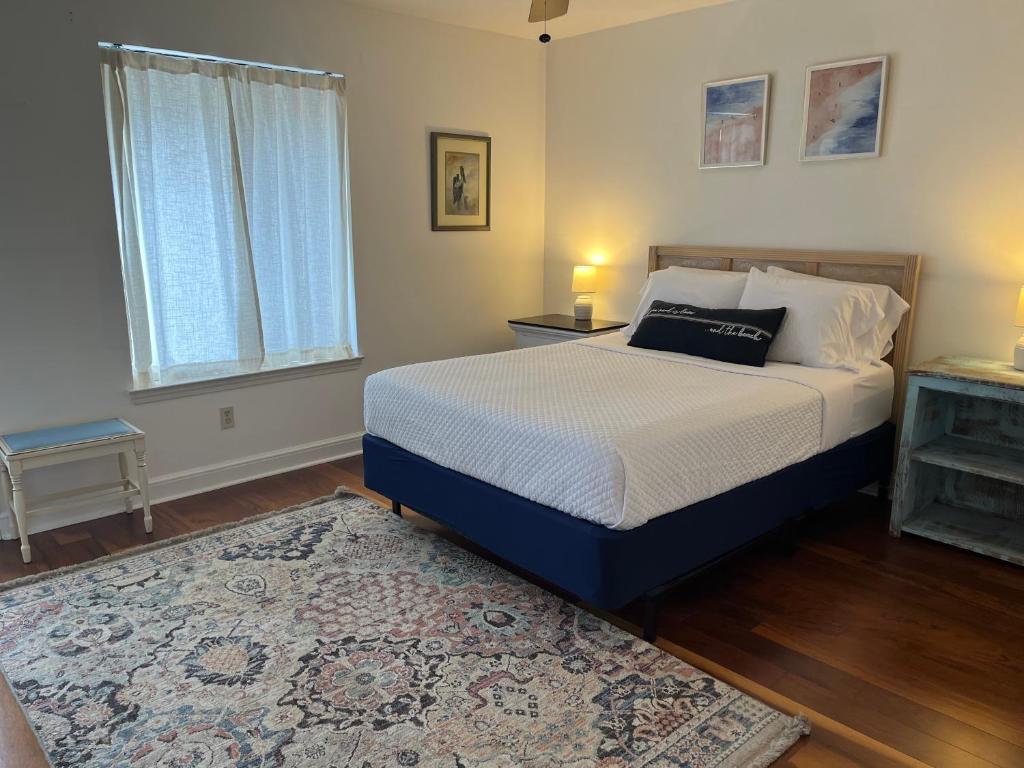 彭萨科拉Perdido-Orange Beach, Golfing 2BR-2,5BT的一间卧室配有一张床和地毯