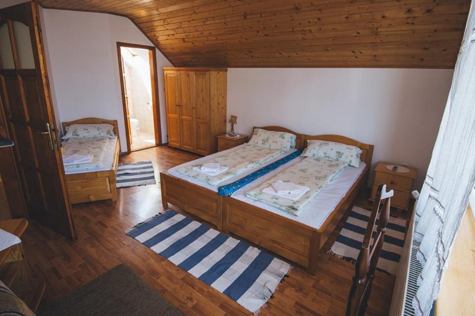 科伦德巴拉兹住宿加早餐旅馆的一间卧室设有两张床和木制天花板