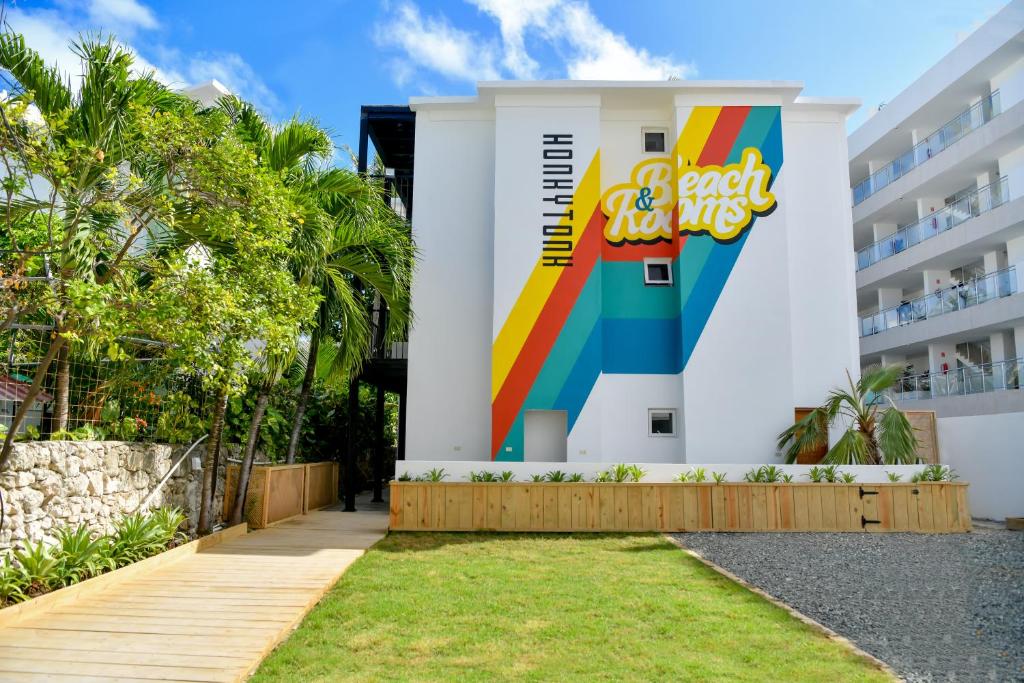 蓬塔卡纳Honky Tonk Punta Cana的建筑物的侧面有彩色标志