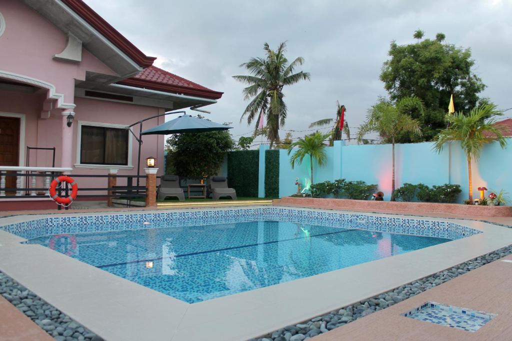 莫阿尔博阿Kojie Guest House的房屋前的游泳池