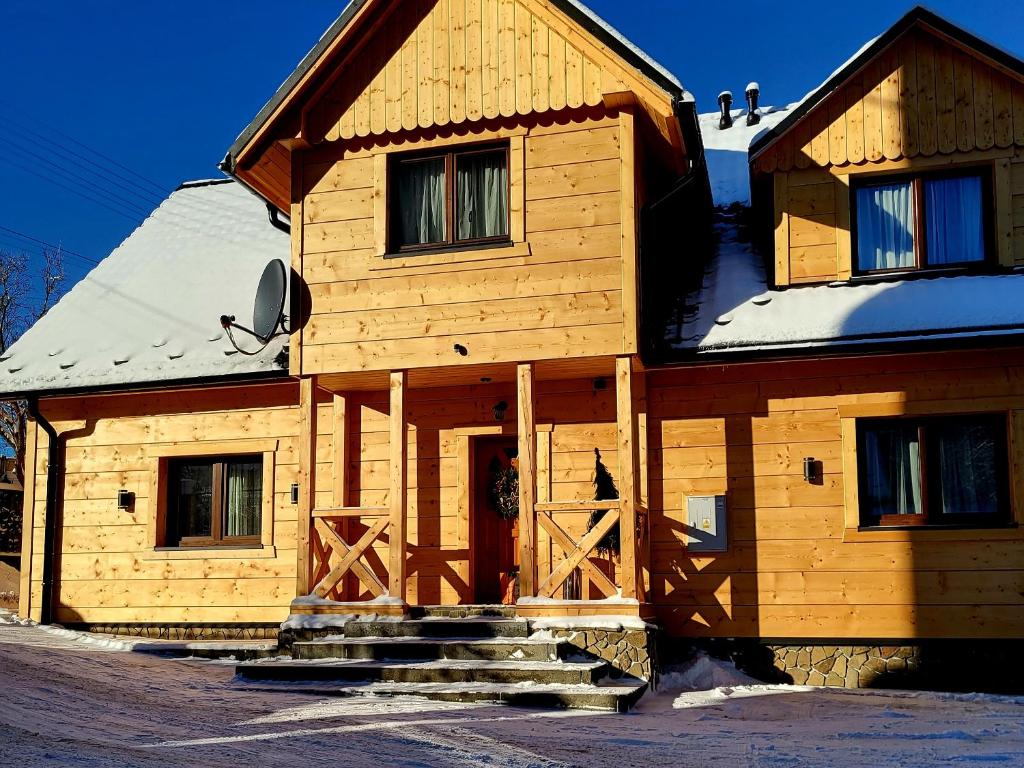 科尔别卢夫Domek w Górach的木屋,上面有雪