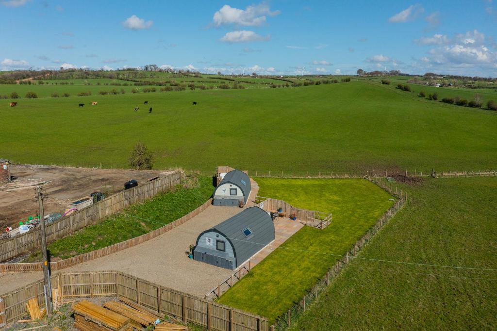GalstonThe Stag Pod Farm Stay with Hot Tub Sleeps 2 Ayrshire Rural Retreats的空中看场谷仓