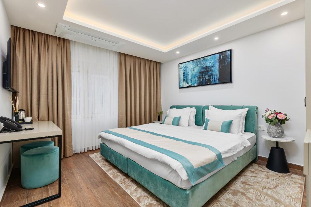 蒂瓦特Hotel Splendido Bay的酒店客房设有一张大床和一台电视。