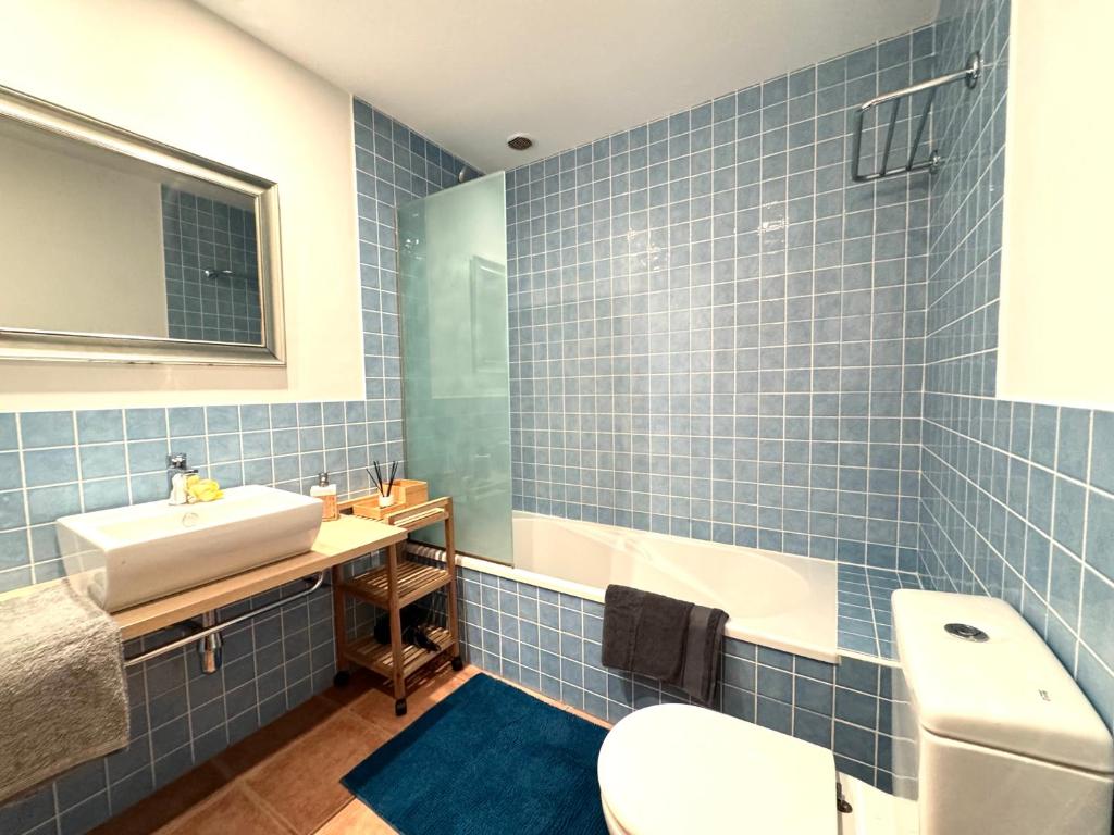 圣米格尔德阿沃纳San Blas Golf del Sur Residence的蓝色瓷砖浴室设有水槽和卫生间