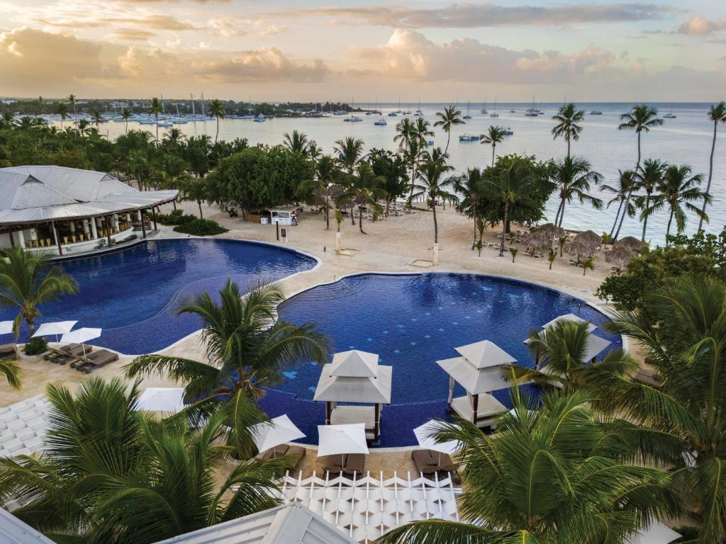 巴亚希贝Hilton La Romana All- Inclusive Adult Resort & Spa Punta Cana的享有度假村的空中景致,设有大型游泳池