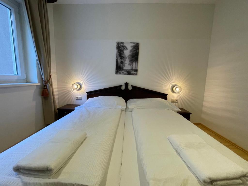 索尔登International House Sölden Standard Apartment ZW 10的卧室内的一张大白色床,配有两盏灯