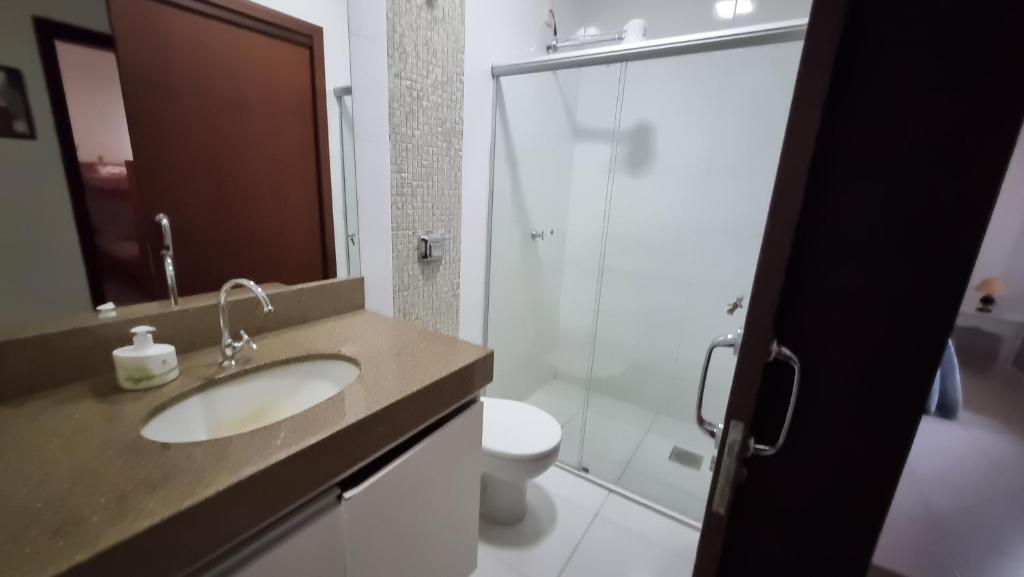 锡诺普Sobrado privativo com suite的一间带水槽、淋浴和卫生间的浴室