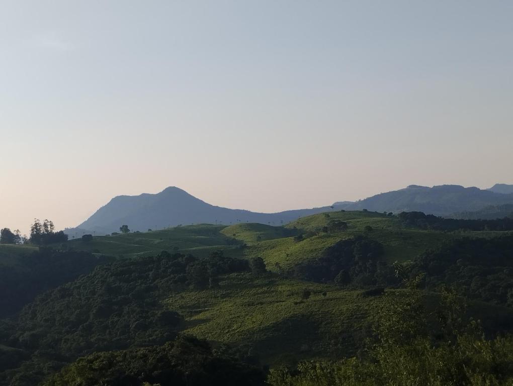 SapopemaPousada 4 estações/chalés的享有山谷的背景山景。