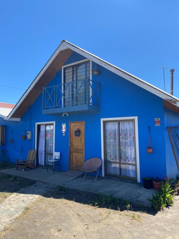 奇廉Casa Mía Blue 2的带阳台的蓝色房屋