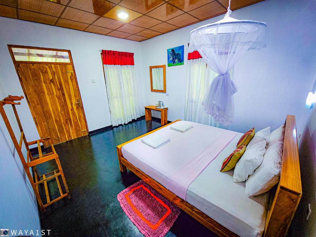 达瓦拉维Sunbird's Home的一间卧室配有一张带蚊帐的床