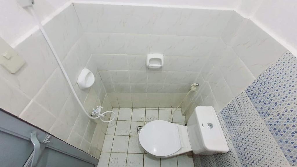 KerichoMusaria Country Home的一间位于客房内的白色卫生间的浴室