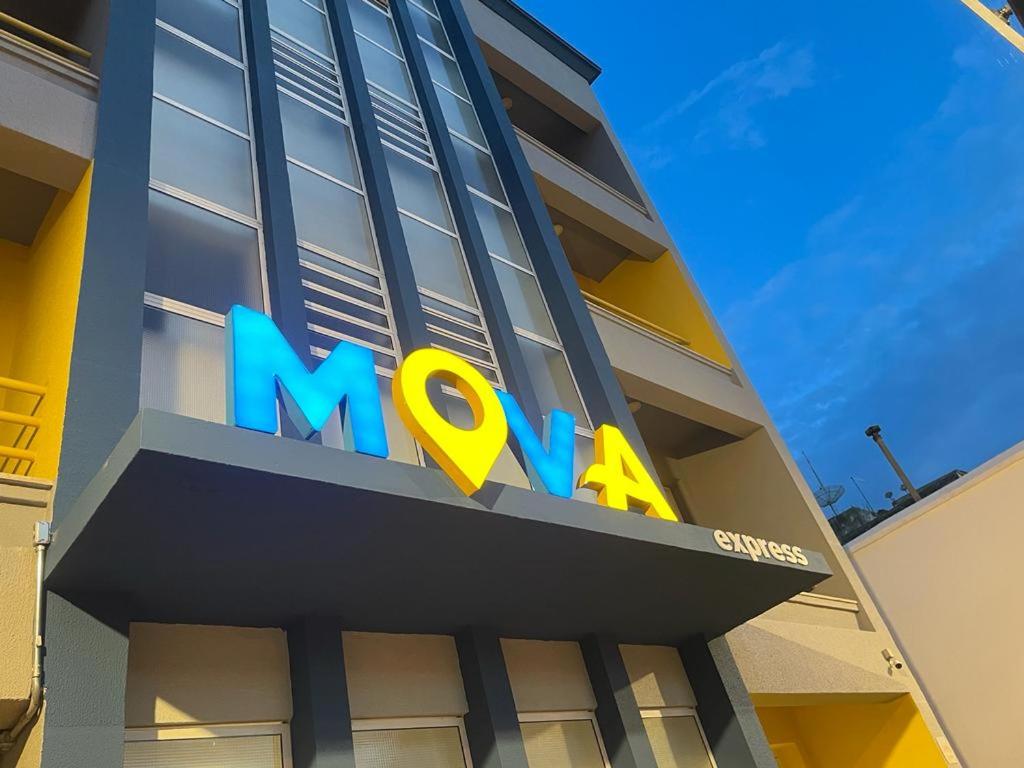 坎皮纳斯Mova Express Hotel - CAMPINAS的建筑一侧的mca标志