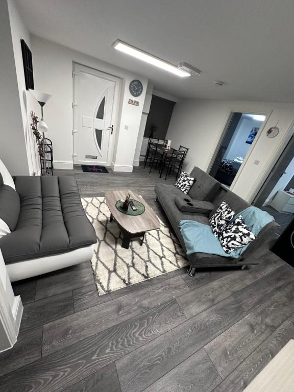 莱斯特Stunning 2-flat in Leicester!的客厅配有沙发和桌子
