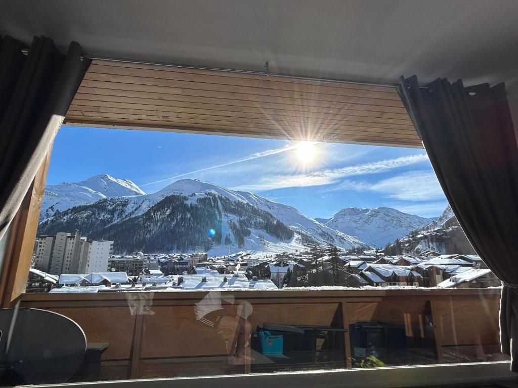 瓦勒迪泽尔Le Portillo的窗户享有雪覆盖的山脉美景
