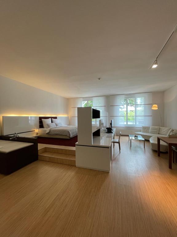 基尔Hotel Kieler Yacht-Club的一间卧室设有一张床和一间客厅。