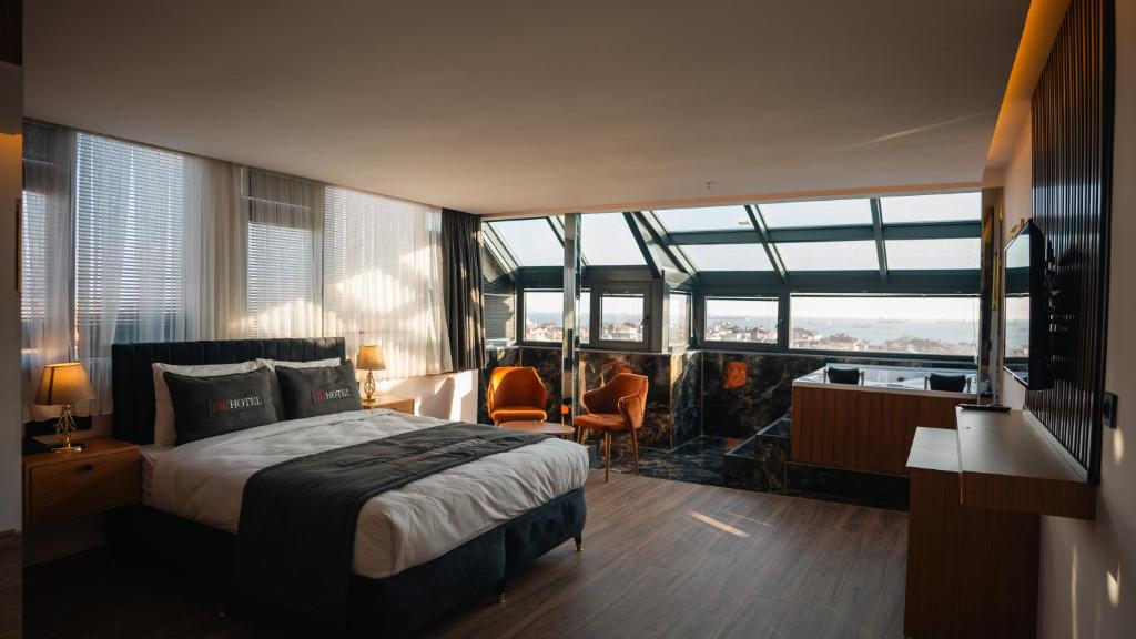 伊斯坦布尔CIP Hotel的一间卧室设有一张床和一个大窗户
