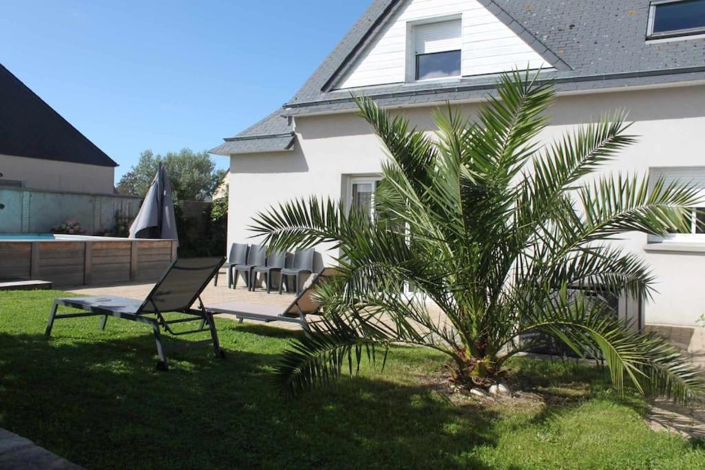 阿贡库坦维尔Grande maison de vacances的房子旁的院子中的棕榈树
