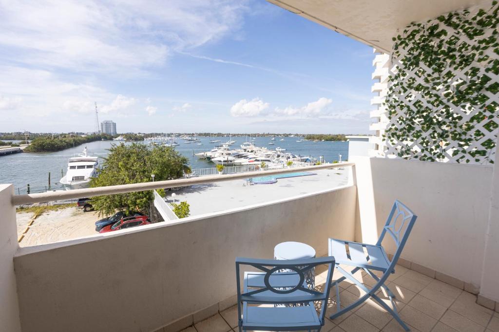 迈阿密海滩Vista Mar: Bay Views Close to Miami Attractions的享有河流和船只美景的阳台