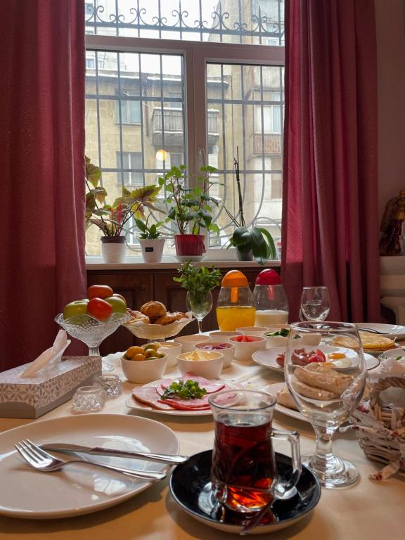 巴库My Home Guest House的一张桌子,上面放着食物和玻璃杯