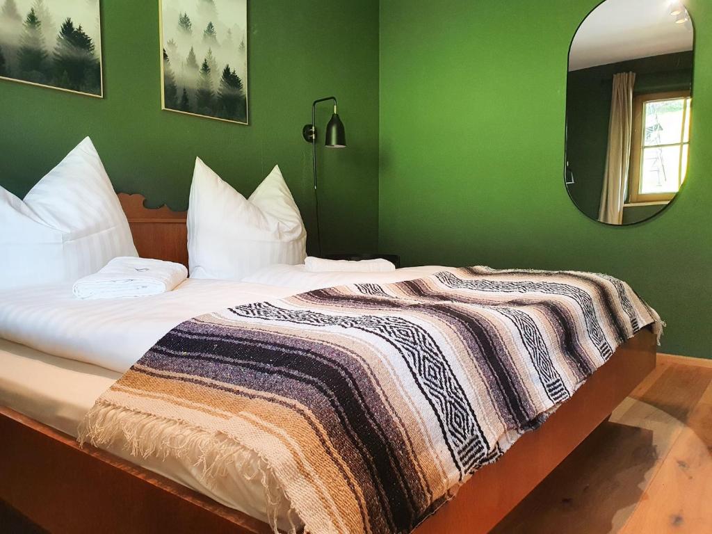 因斯布鲁克Bergsonne Apartment mit Parkplatz的一间卧室配有一张床铺,床上有毯子