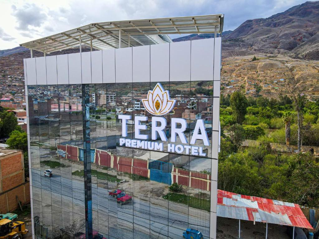瓦努科Terra Premium Hotel的大楼一侧酒店标志