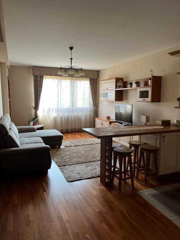 布达佩斯Perfect Relax的一间厨房和带大木桌的客厅