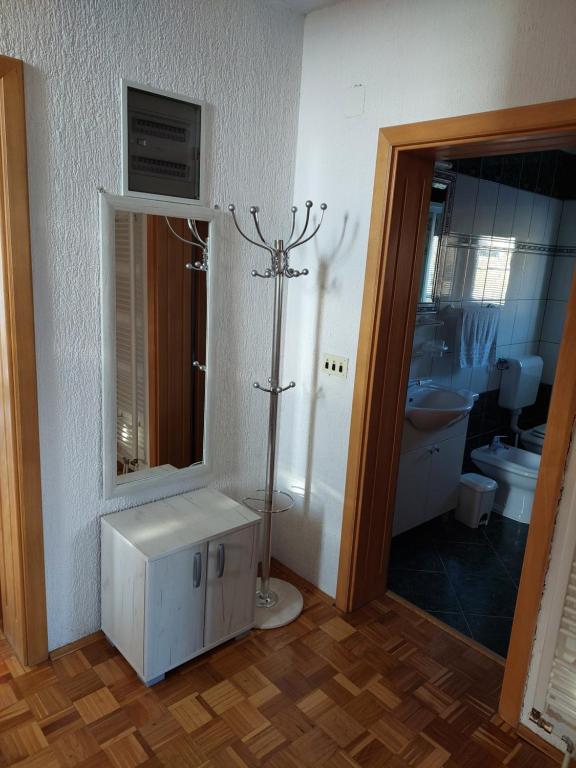 库普雷斯Kuća Vesna的一间带水槽、镜子和卫生间的浴室
