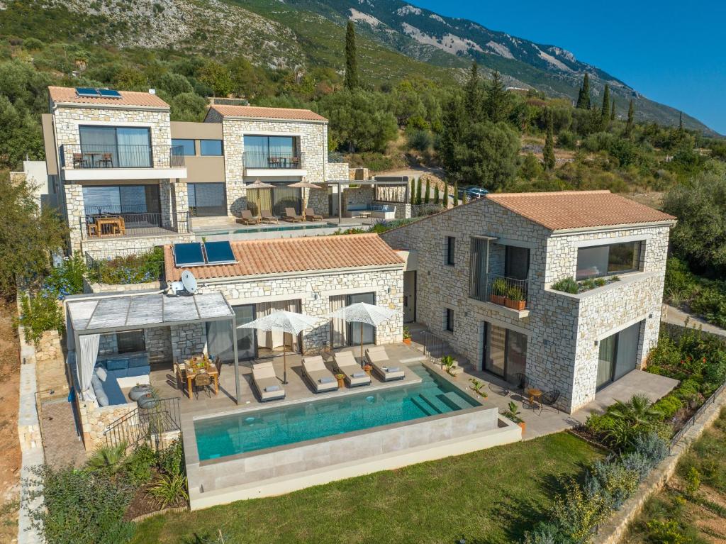 凯法利尼亚岛Apeiron Villas的享有带游泳池的房屋的空中景致