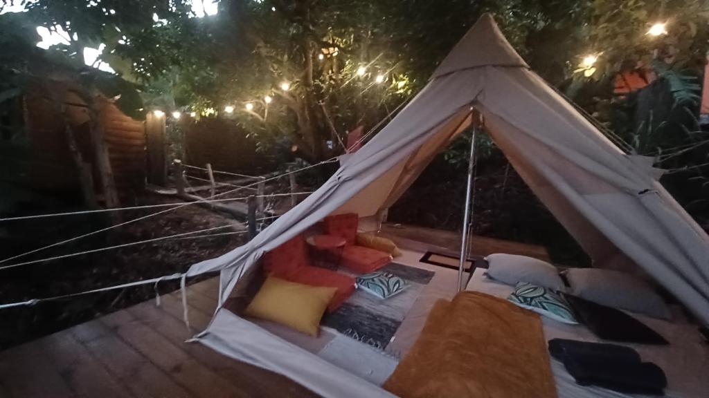 卡佩斯特雷贝勒奥Tipi/Glamping的白色帐篷,里面放着一束枕头