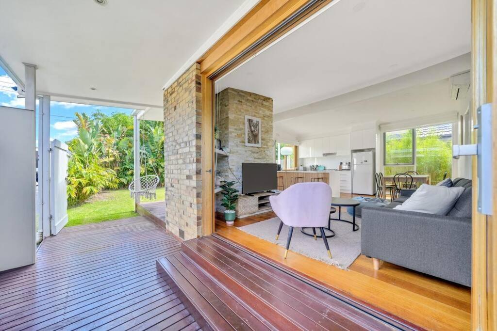 切尔滕纳姆The perfect Cheltenham escape - 3 bedroom house的客厅配有沙发和桌子