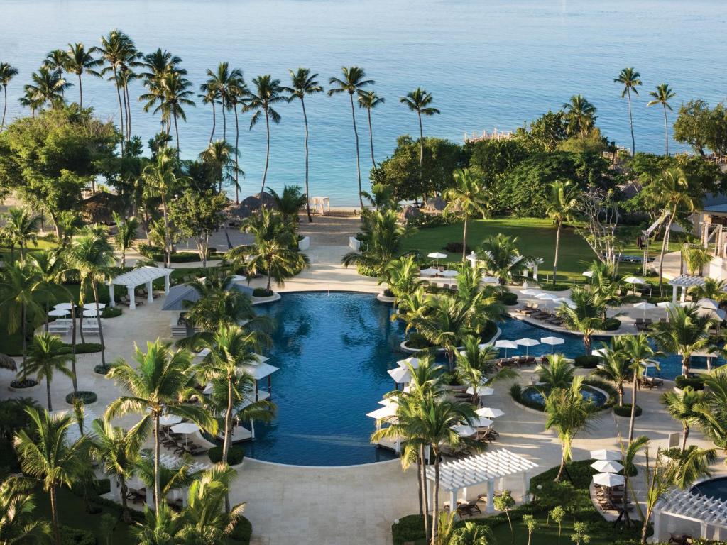 巴亚希贝Hilton La Romana All-Inclusive Family Resort的享有度假村的空中景致,设有游泳池和棕榈树