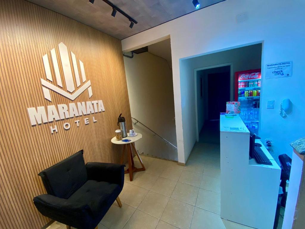 阿帕雷西达Maranata Hotel的商店墙上的马提尼标志